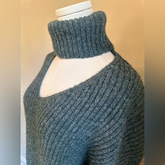 Oak + Fort Cut Out Turtleneck Sweater Off the Shoulder - Picture 6 of 7